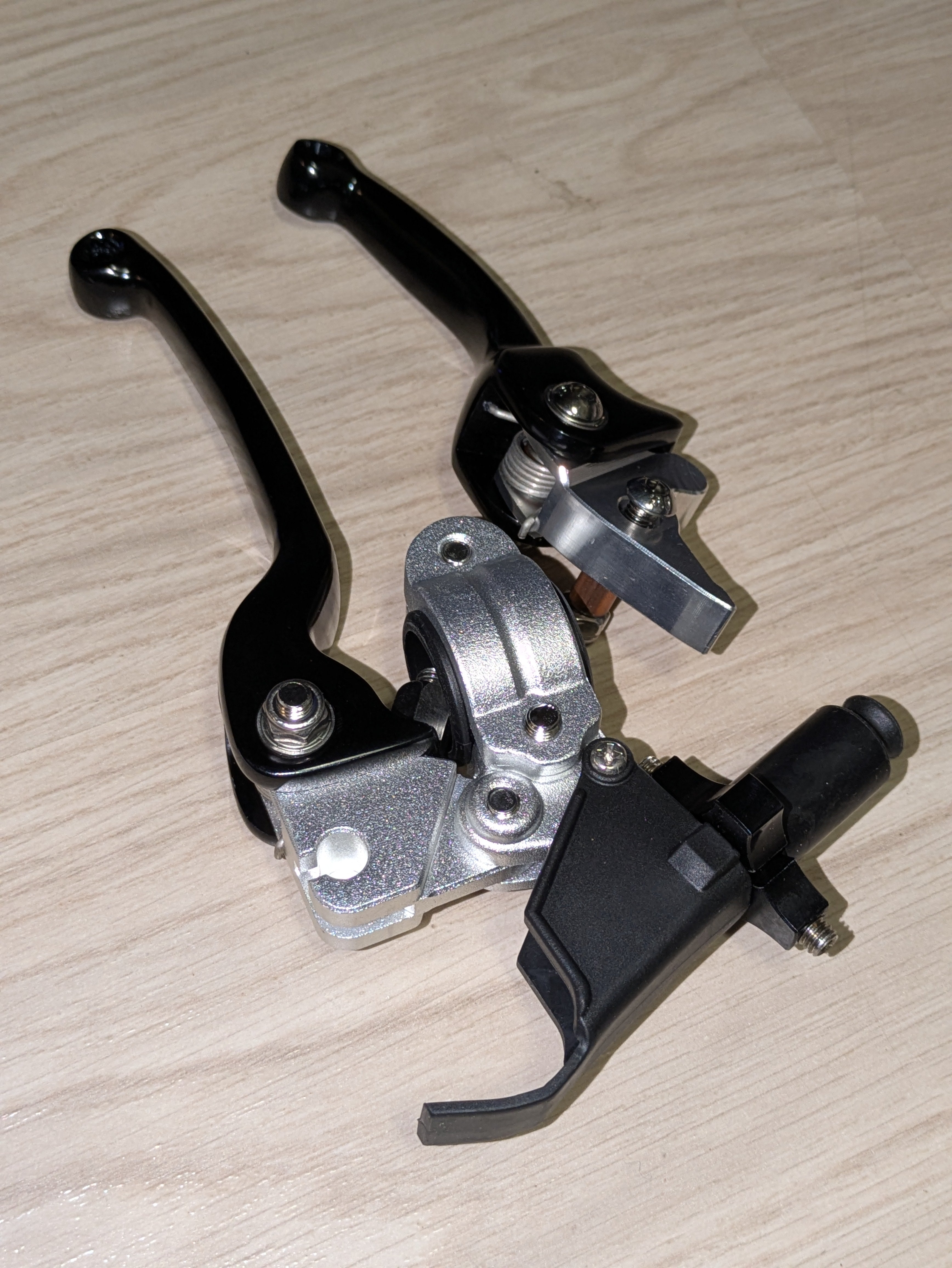 Katkeamattomat Kahvat hopea / musta