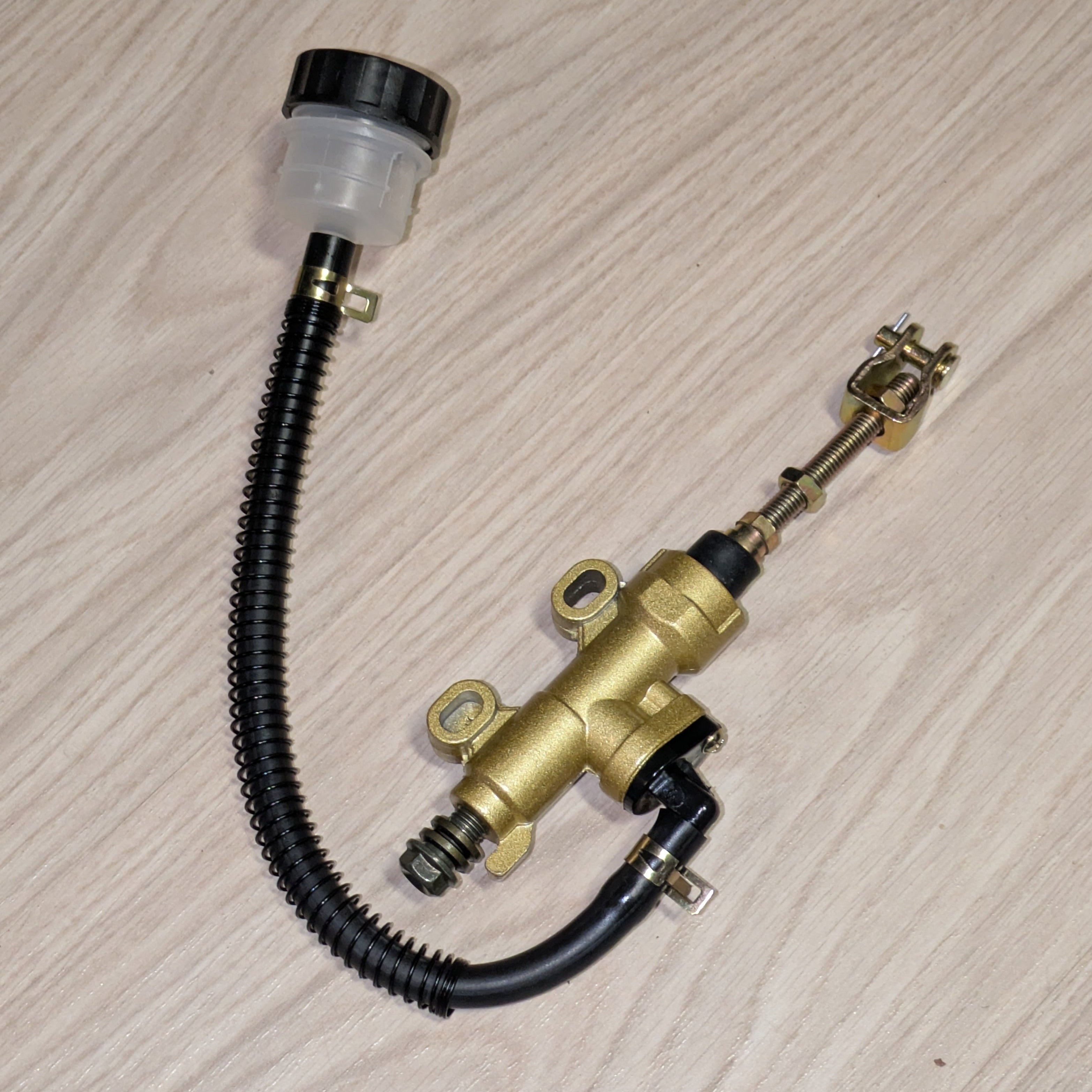 Takajarrun pääsylinteri lisäsäiliöllä